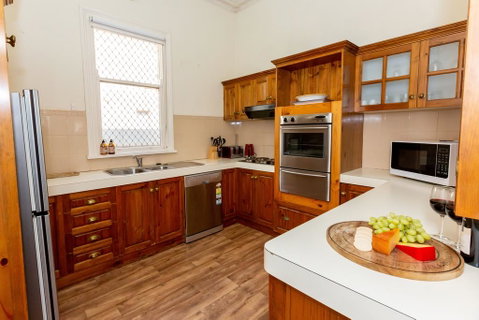 Best Central House - SLEEPS 11 !! - Accommodation Brisbane 2