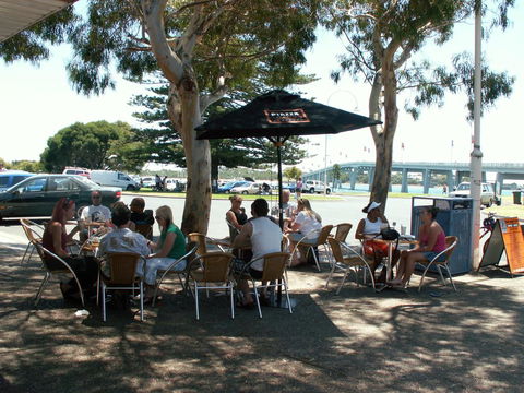 Black Dolphin Waterfront Apartment - Accommodation Brisbane 3
