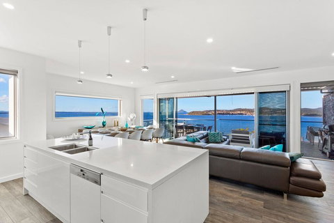 Blue Water Splendour - Infinity Pool And Amazing Views!! - Accommodation Brisbane 3