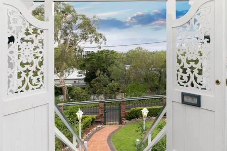 The Indooroopilly Queenslander - 4 Bedroom Family Home - Private Pool - Wifi - Netflix - Accommodation Brisbane 1