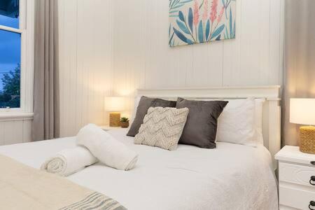 The Indooroopilly Queenslander - 4 Bedroom Family Home - Private Pool - Wifi - Netflix - Accommodation Brisbane 2