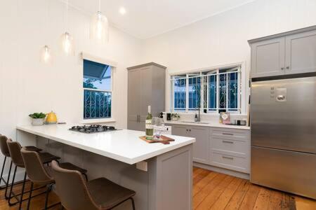 The Indooroopilly Queenslander - 4 Bedroom Family Home - Private Pool - Wifi - Netflix - Accommodation Brisbane 3