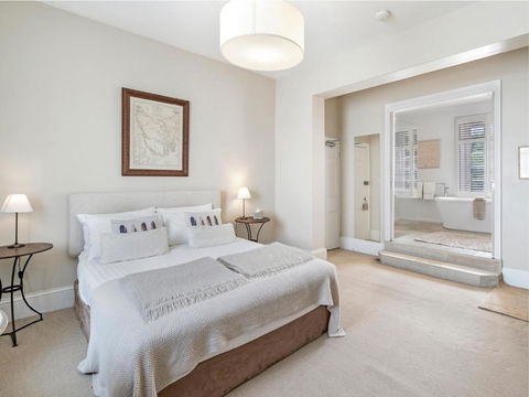 The Red Feather Inn - Accommodation Brisbane 3