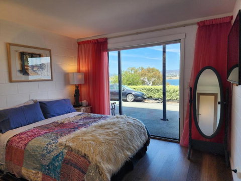 Waterfront Abode - 2 Bedrooms - Accommodation Brisbane 1