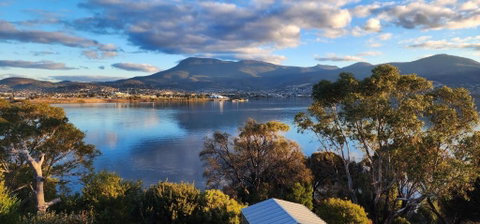 Waterfront Abode - 2 Bedrooms - Accommodation Brisbane 0
