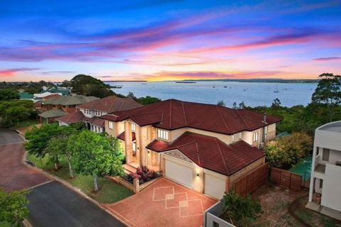 Waterfront Entire Luxury House With Bay View And Pool - Accommodation Brisbane 0