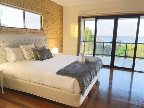 Waterfront Entire Luxury House With Bay View And Pool - Accommodation Brisbane 1