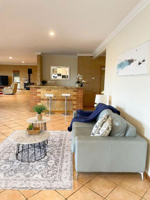 Waterfront Entire Luxury House With Bay View And Pool - Accommodation Brisbane 3