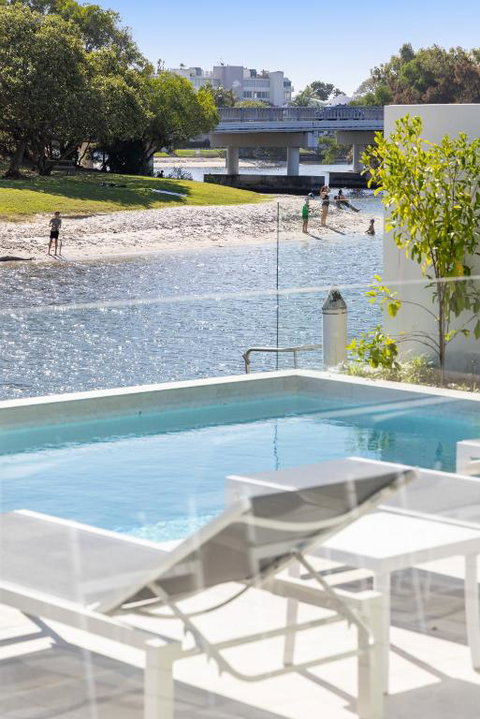 Waterfront Family Retreat, Pet-Friendly - Accommodation Brisbane 3