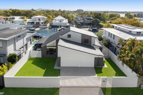 Waterfront Family Retreat, Pet-Friendly - Accommodation Brisbane 1